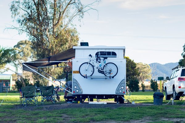 Le camping propose-t-il des services de location de vélos ou de véhicules ?
