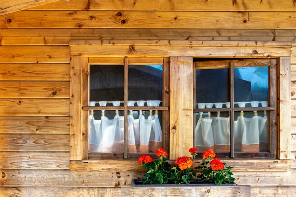 Comment choisir les fenêtres idéales pour une maison en bois ?